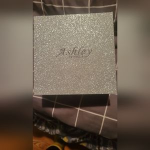 Women NEW WITHOUT TAG Watch with Jewerly